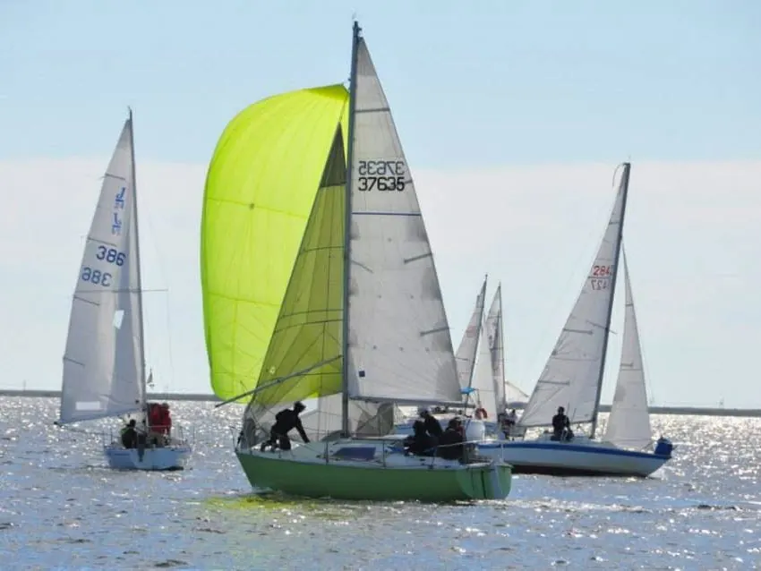 Aloa 25 sous spi en régate