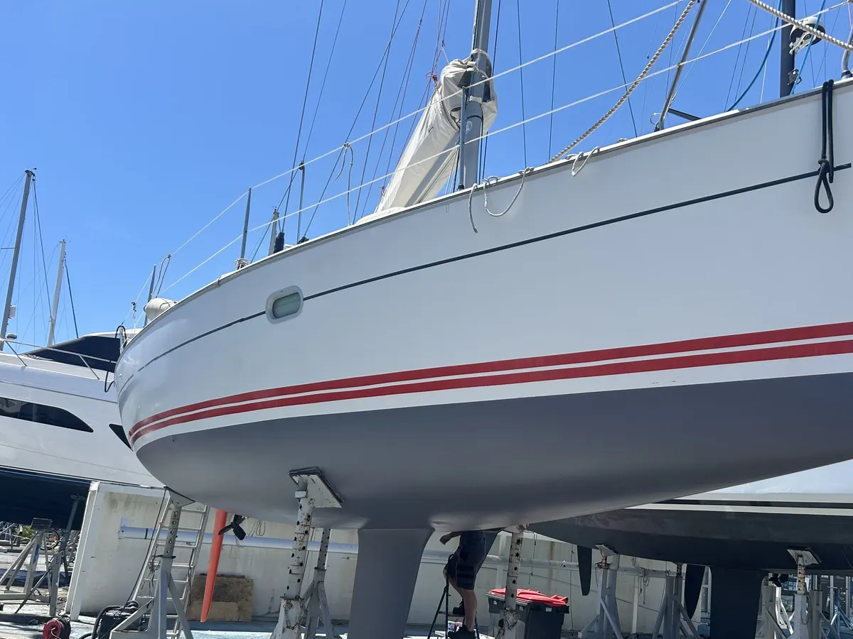 Voilier sur ber, antifouling gris en cours d’application