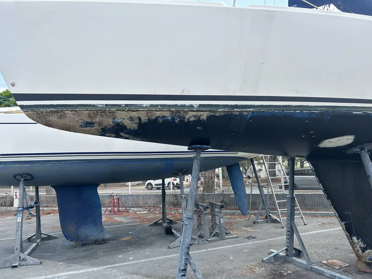 Carène d’un bateau de régate encrassée à la sortie de l’eau