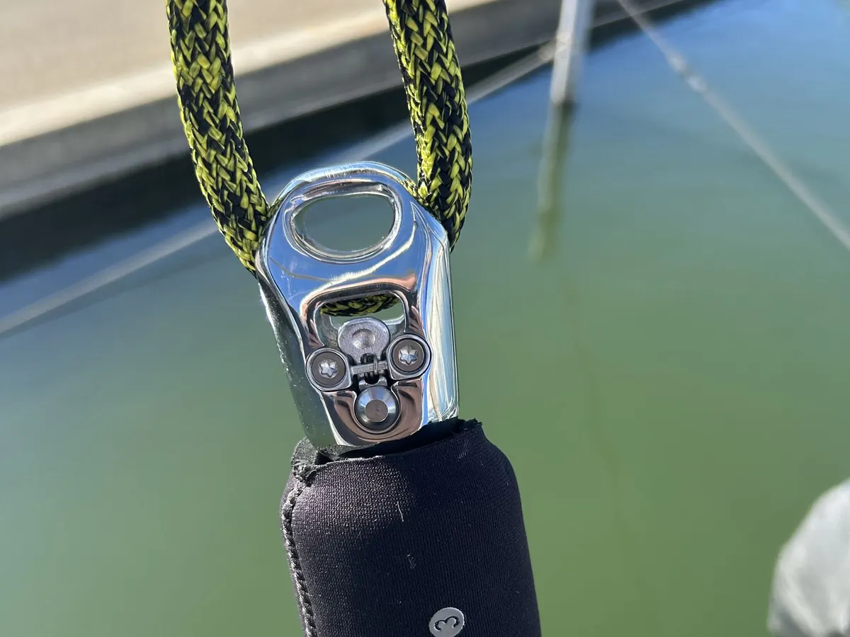 Drisse en cordage technique sur une manille à ouverture rapide