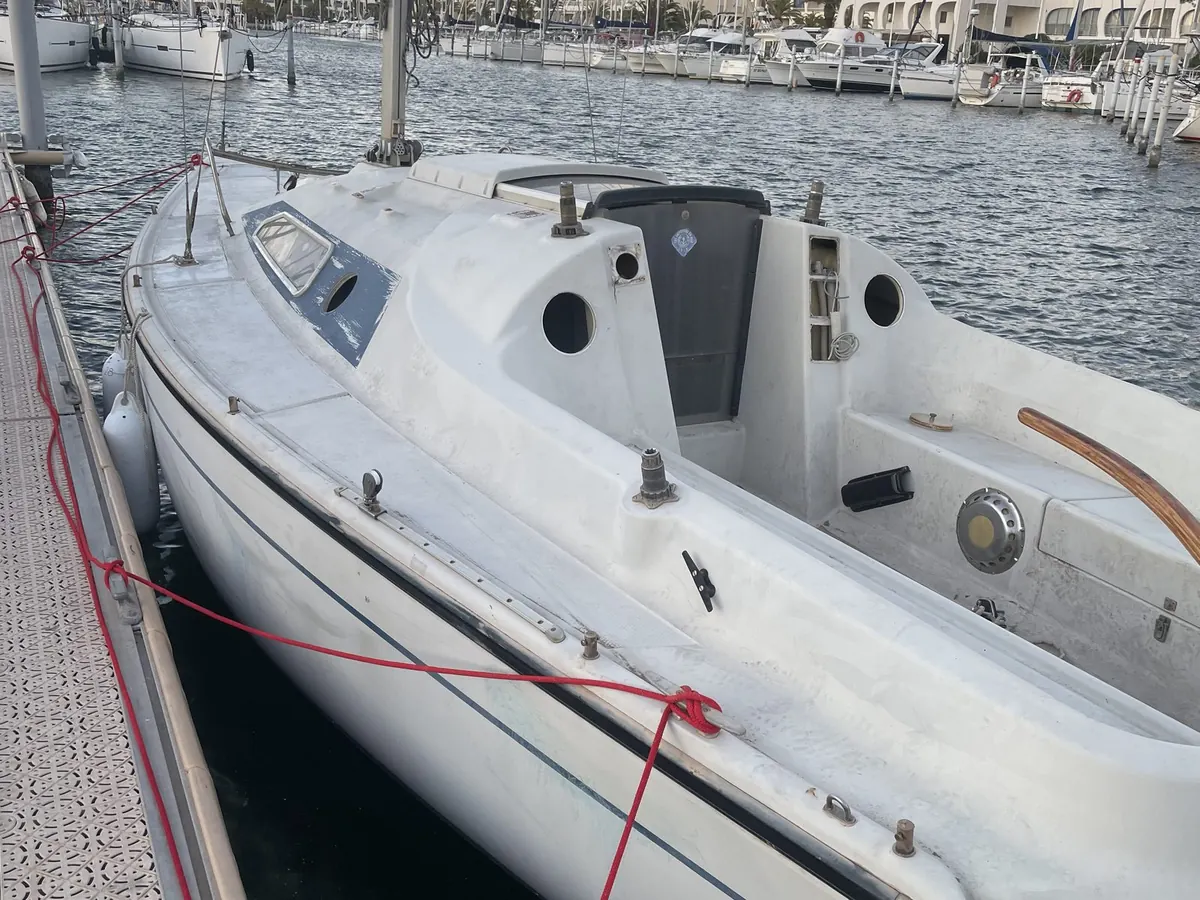 Dehler 28 au début des travaux, accastillage déposé