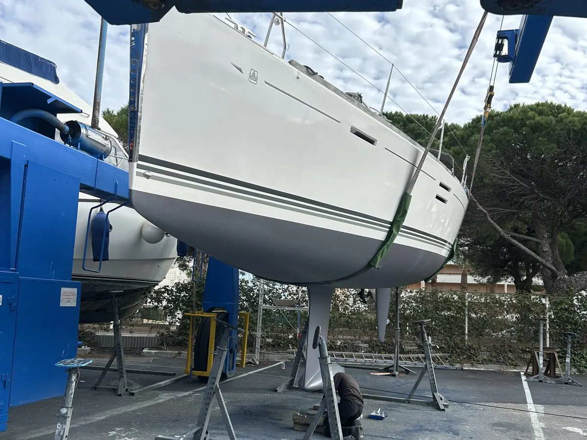 Dufour 40 Performance après son refit, dans les sangles du portique