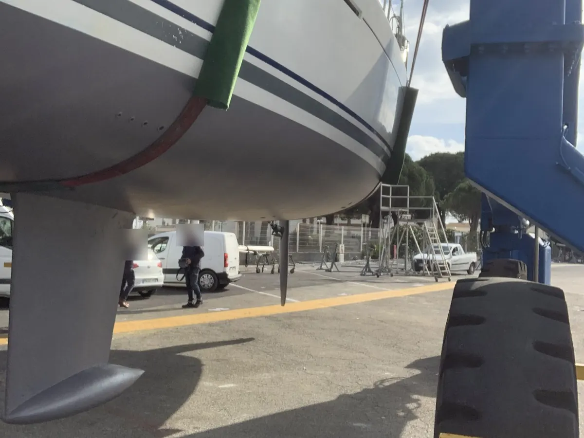 Dufour 485 avec son antifouling neuf, dans les sangles du portique