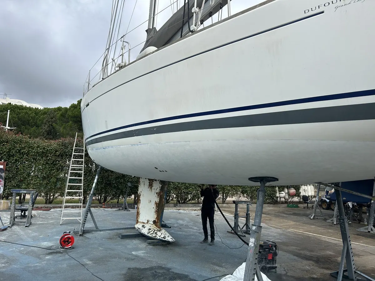 Dufour 485 après sablage, coque à nu
