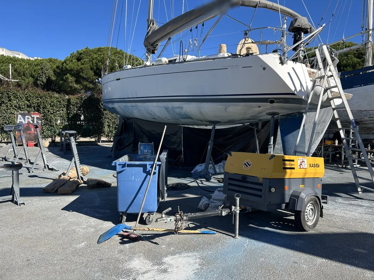 Dufour 485 bâché pendant le sablage, compresseur et abrasif