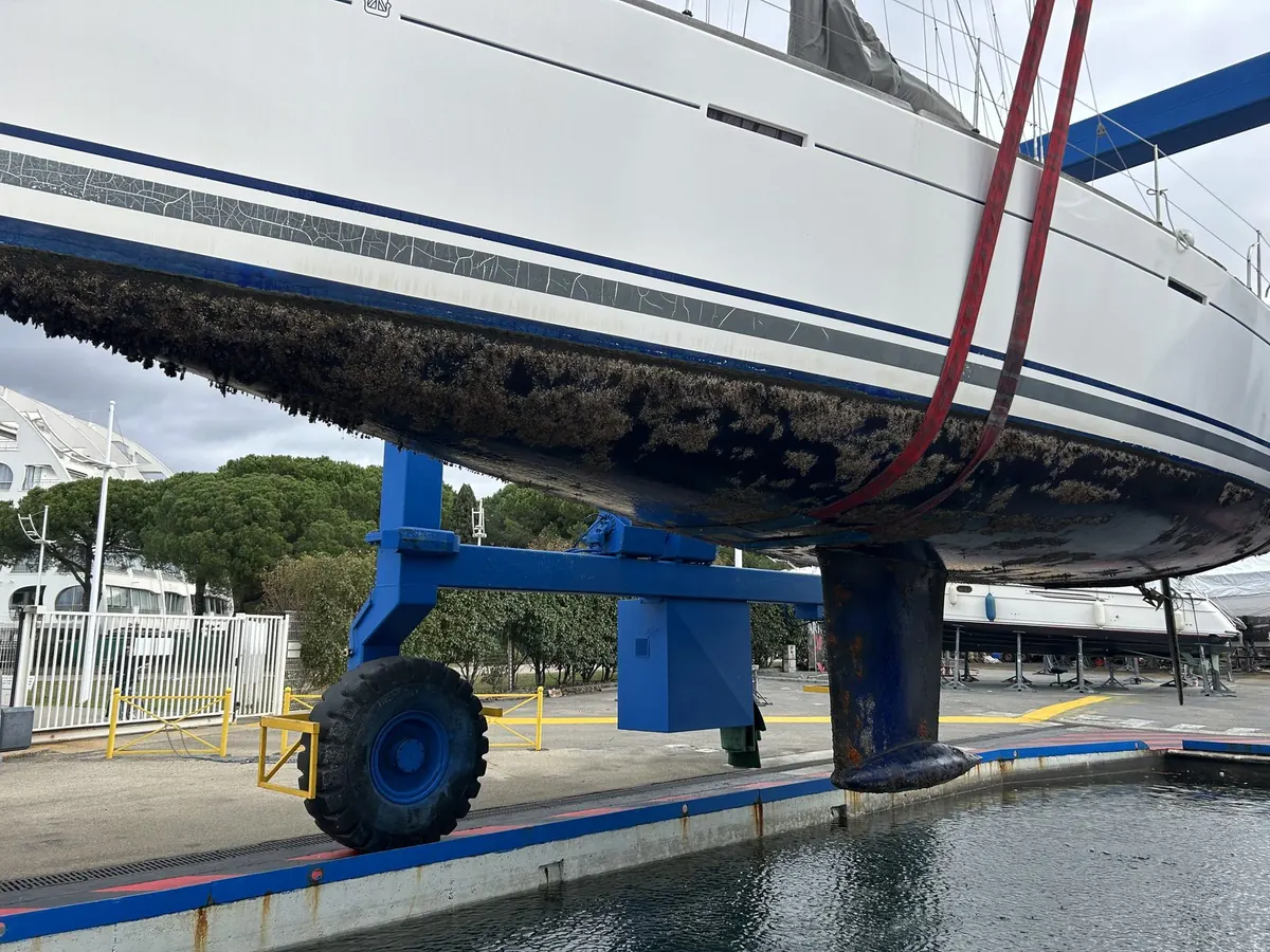 Dufour 485 à la sortie de l’eau, carène très encrassée