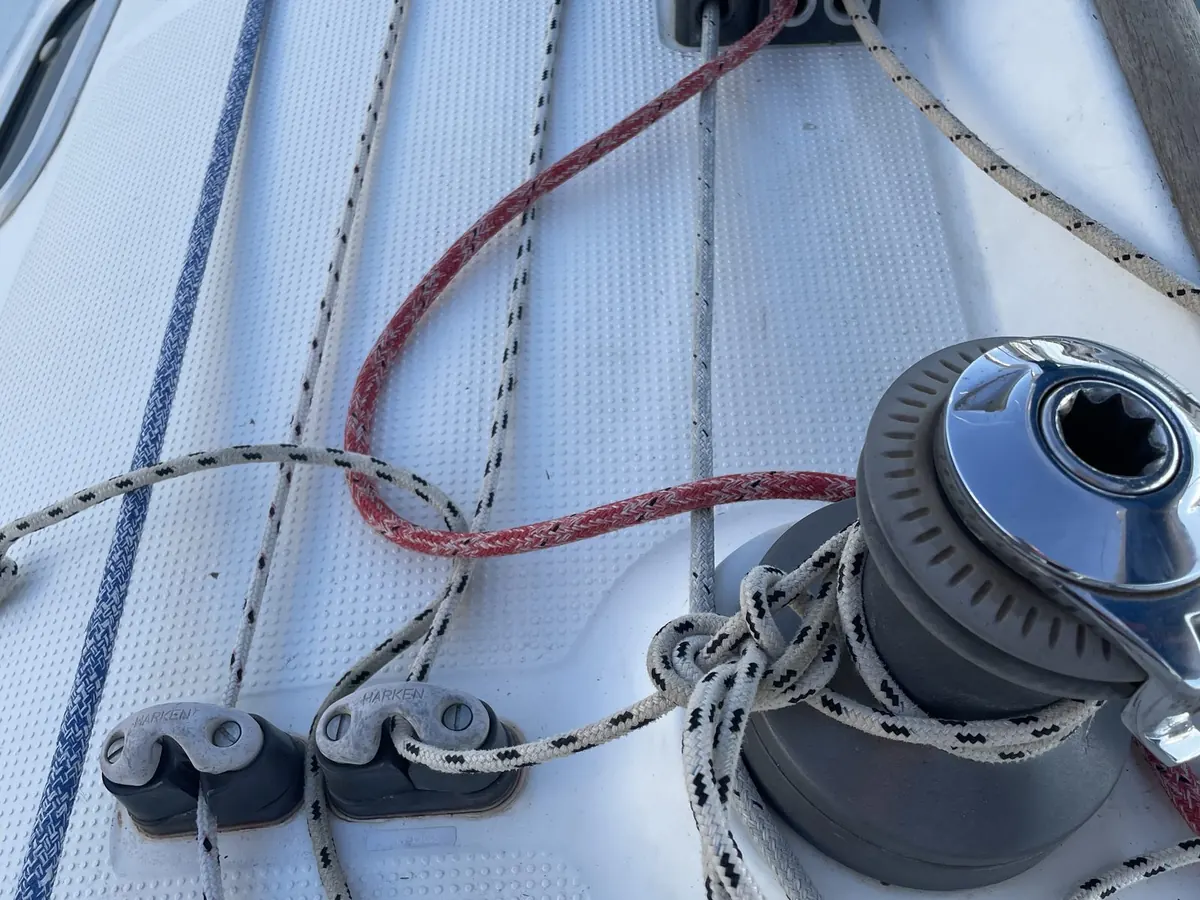 Accastillage et cordages fatigués avant le refit