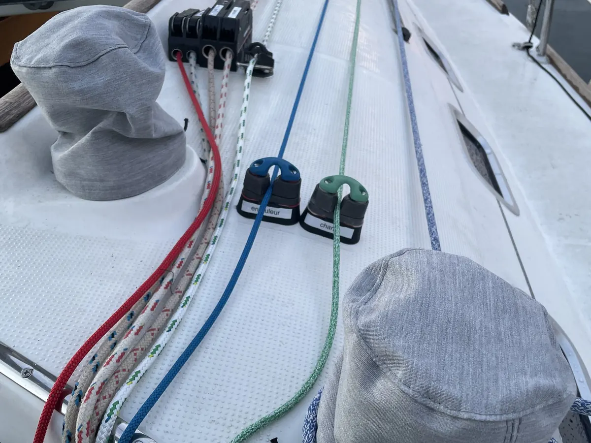Accastillage et cordages neufs sur le roof d’un First 300 Spirit