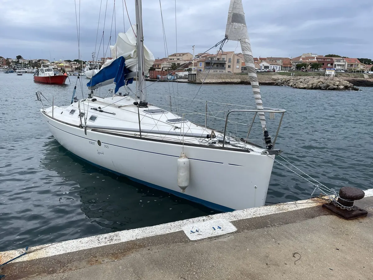 First 300 Spirit avant son refit, amarré au quai