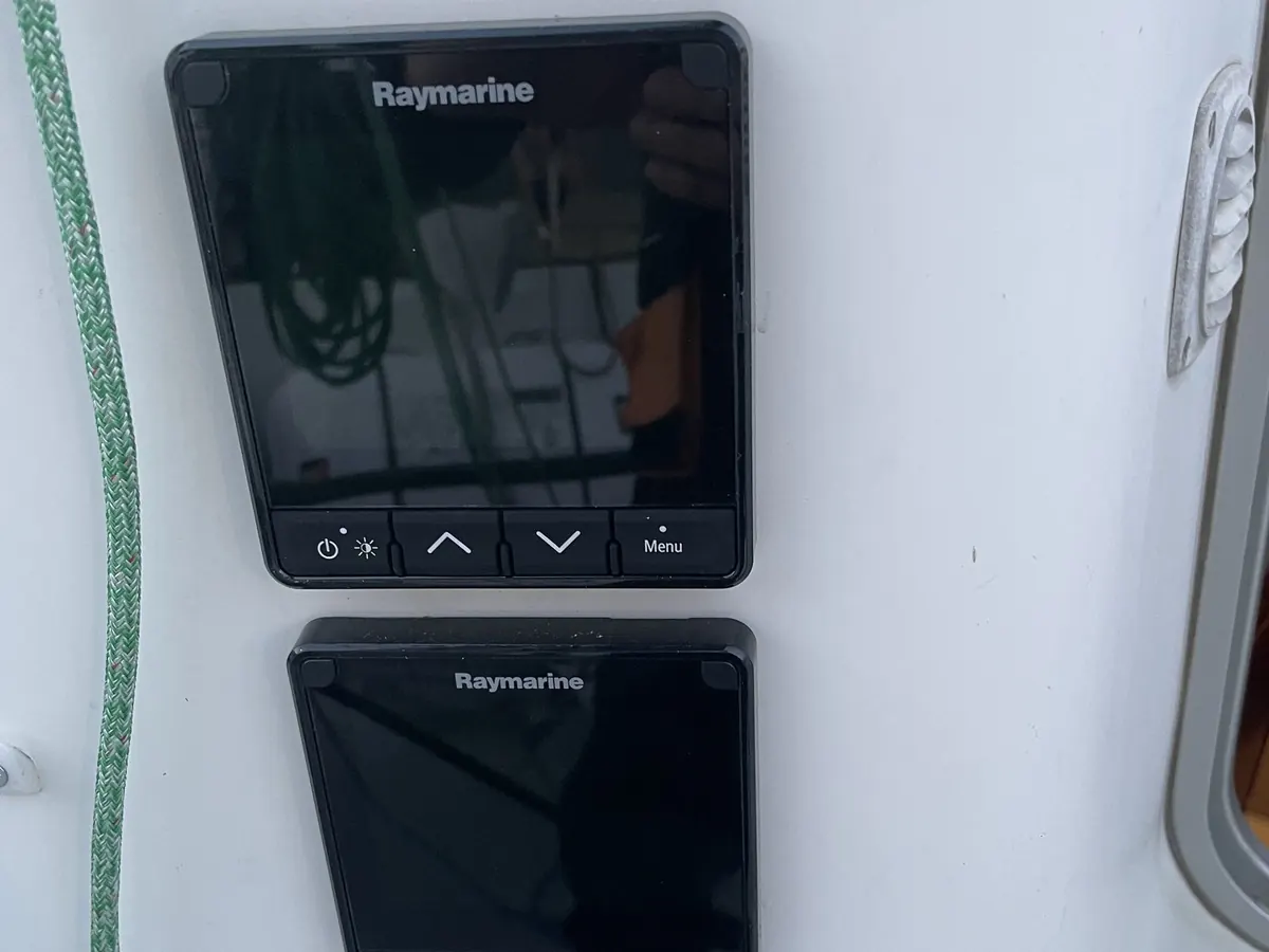 Afficheurs Raymarine neufs au cockpit du First 300 Spirit