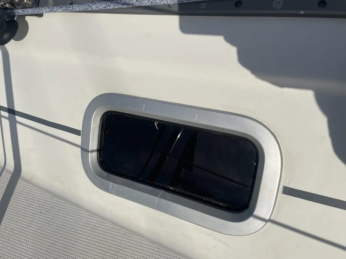 Hublot de roof neuf sur le First 300 Spirit