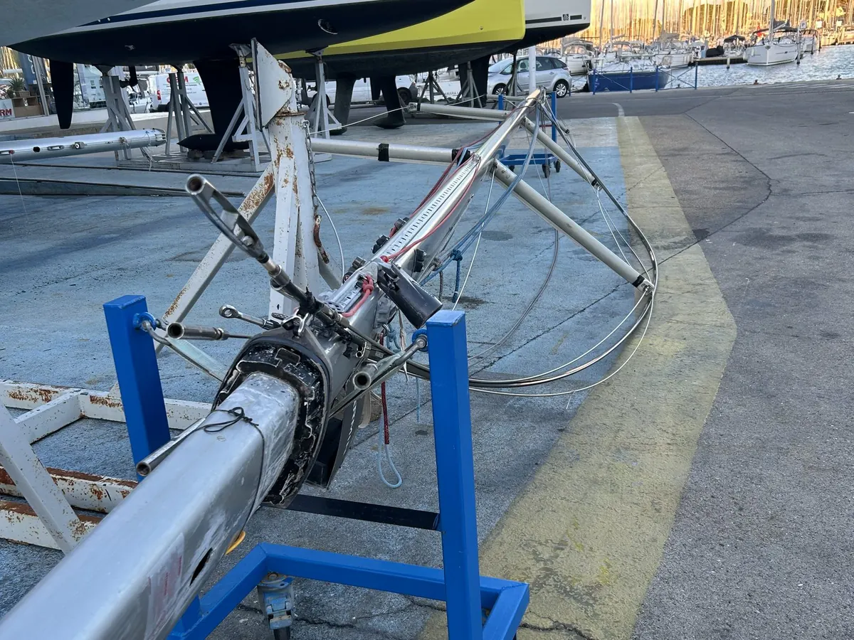 Mât du First 40.7 déposé, avec ses haubans en rod
