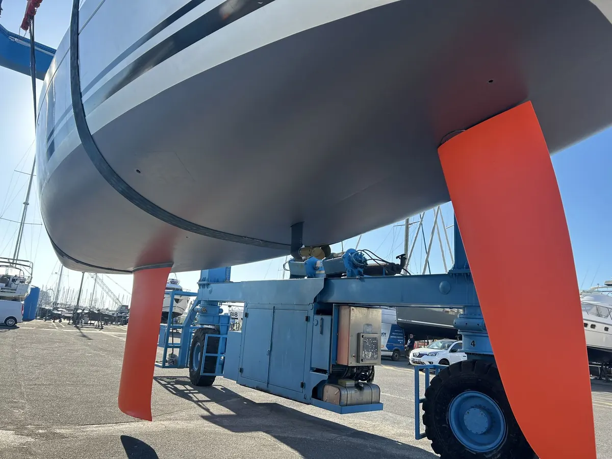 Carène d’un First 45 de régate après sablage, quatre couches de Light Primer et antifouling