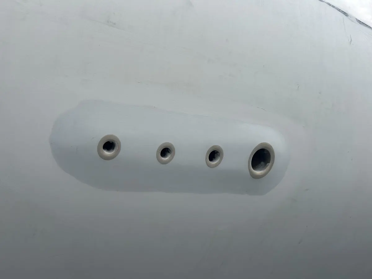 Lissage des passe-coques sur la carène du Dufour 40 Performance