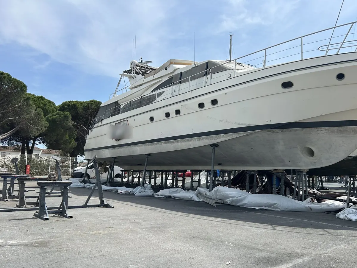 Carène d’un bateau après sablage, sur ses bers