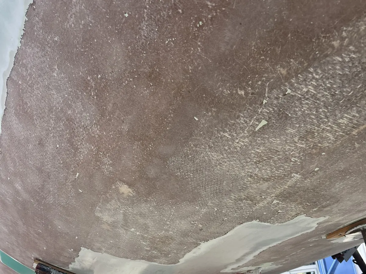 Coque ouverte jusqu’au stratifié pour un traitement de l’osmose