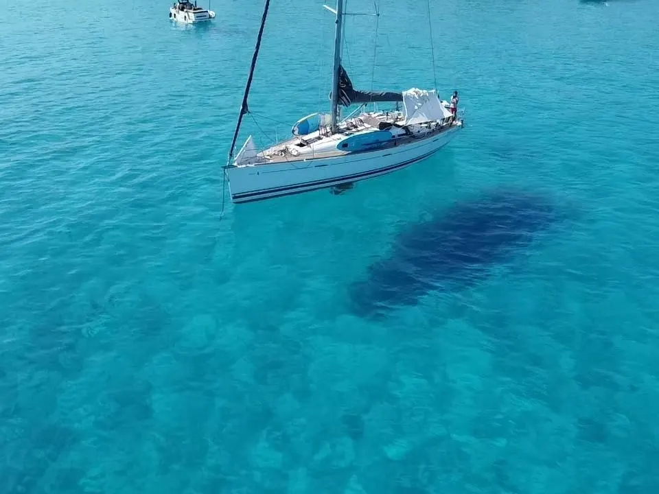 Voilier au mouillage dans une eau turquoise
