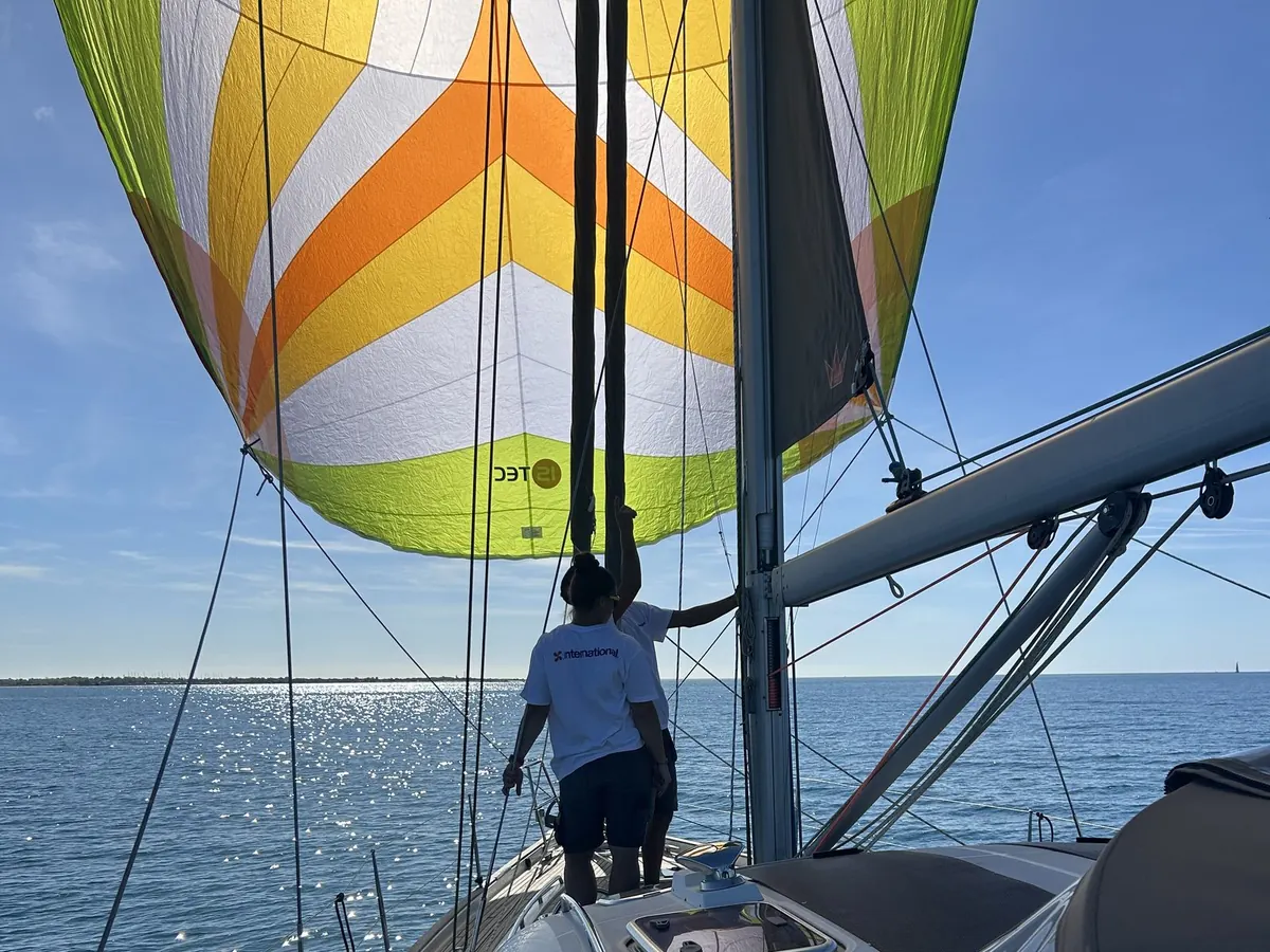 Wauquiez 47 sous spi lors des essais en mer
